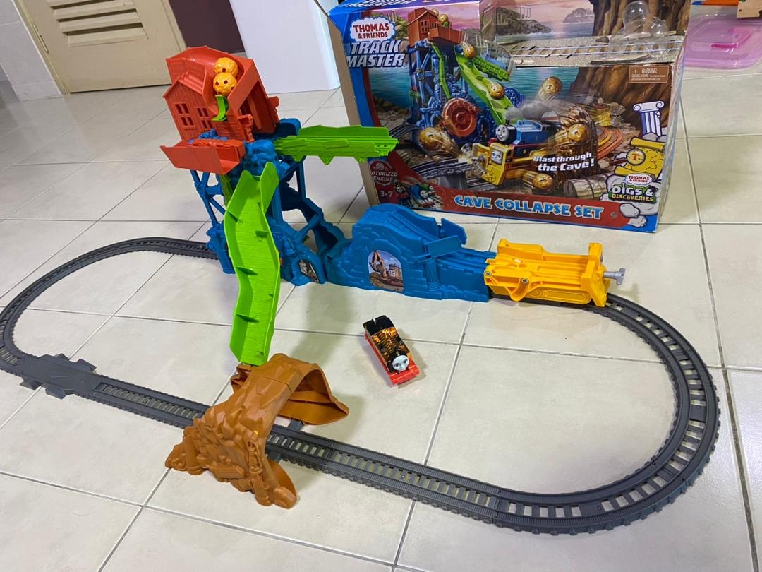 Thomas and friends top cave collapse set