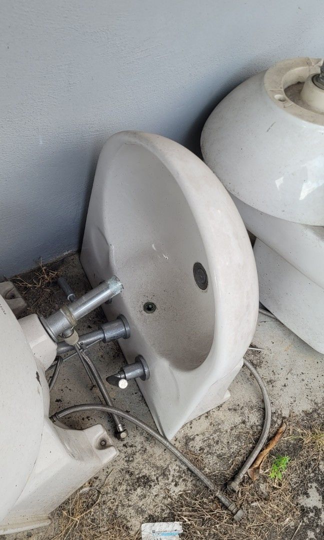 Used bath tub, toilet bowl, sink, Furniture & Home Living, Bathroom