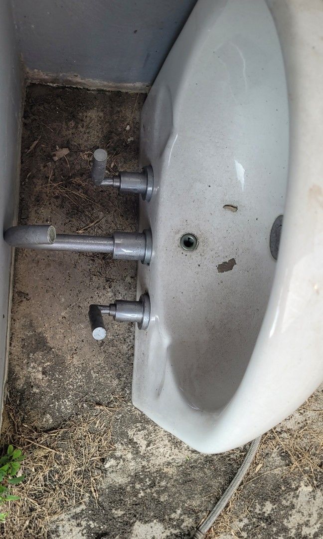 Used bath tub, toilet bowl, sink, Furniture & Home Living, Bathroom