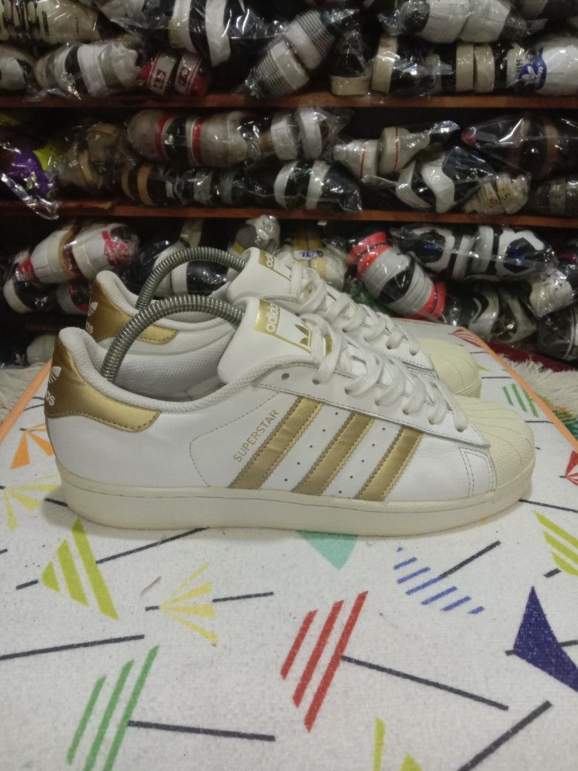 8 uk kasut adidas superstar stripe gold Men s Fashion Footwear