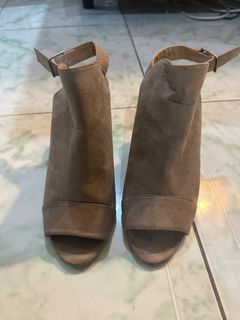 (Category: ) located in . Submitted by betchayboutique2 (Listing ID 1247476372, Image 1). Description: .