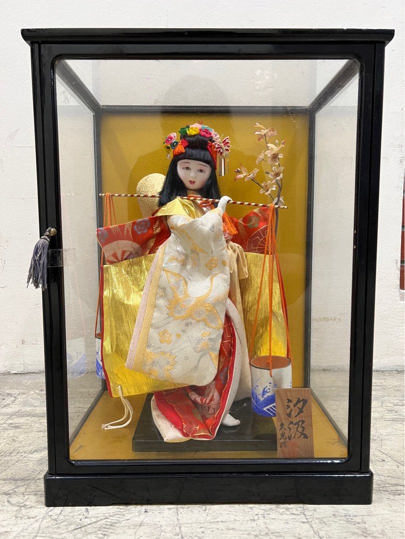 Japanese doll instalaron in glass case value
