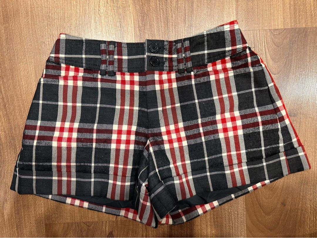 Red hot sale burberry shorts