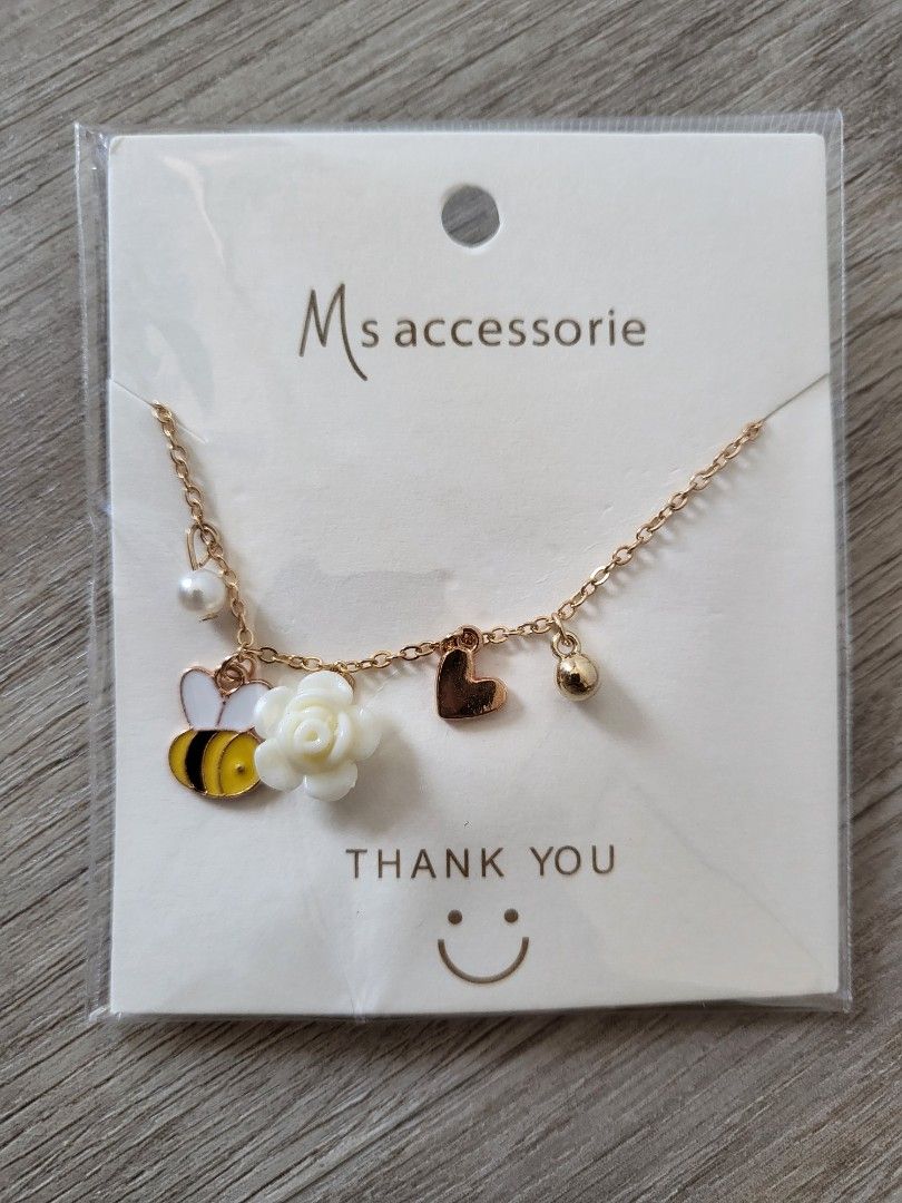 Cute bee necklace discount