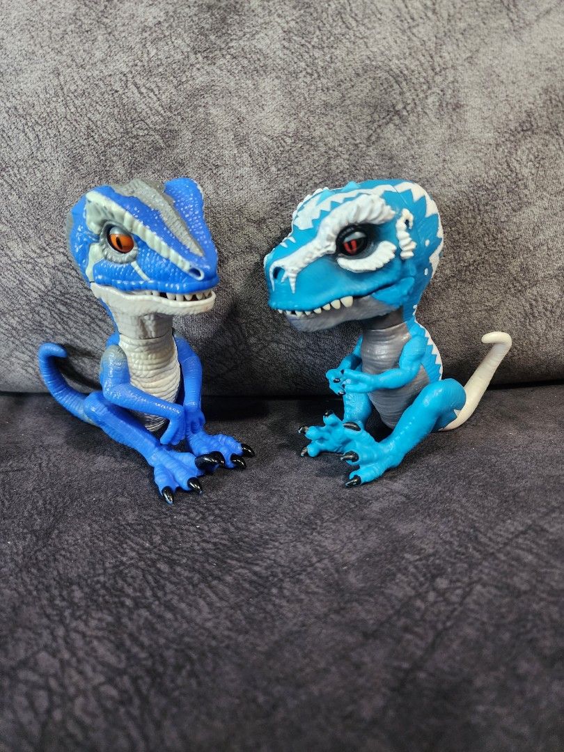Fingerlings battery operated untamed toy dinosaurs with sound and motion