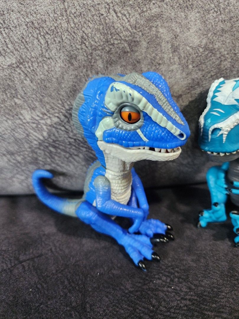 Fingerlings battery operated untamed toy dinosaurs with sound and motion