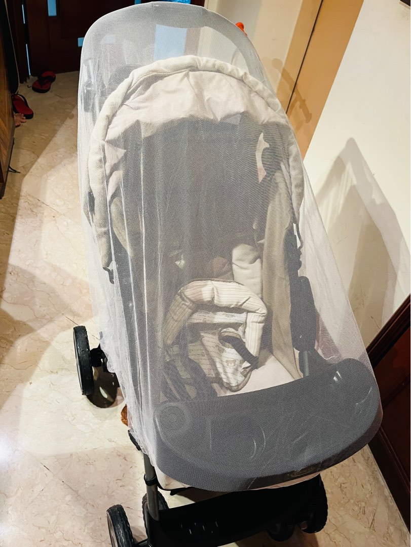 Graco stroller with mosquito net foldable very sturdy. Babies