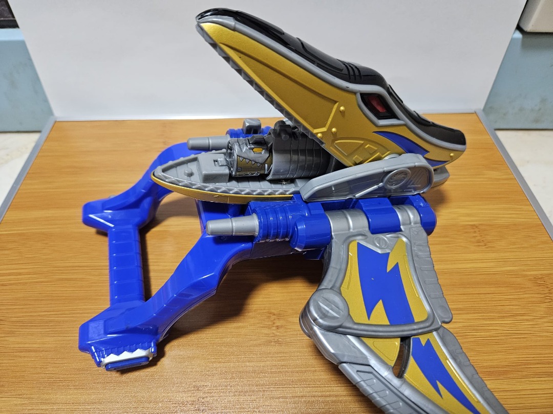Power rangers dino charge gold ranger morpher 2025