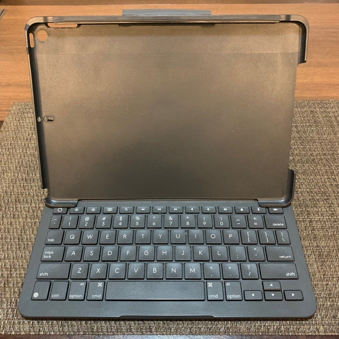 mental pelleten rynker Logitech Slim Folio Bluetooth Keyboard iPad Air 3 (10.5”), Mobile Phones &  Gadgets, Tablets, iPad on Carousell