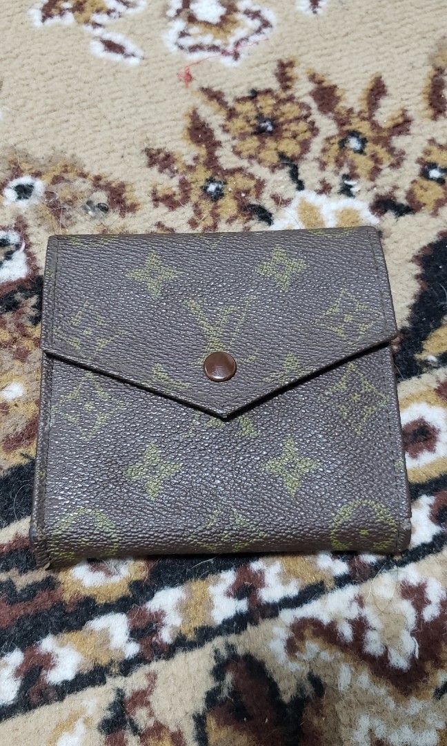 Louis vuitton (Category: Luxury Bags & Wallets) located in Manila. Submitted by mistej (Listing ID 1247409111, Image 2). Description: vintage lv wallet tripold heavely use vintahe authentic japan thrifted.