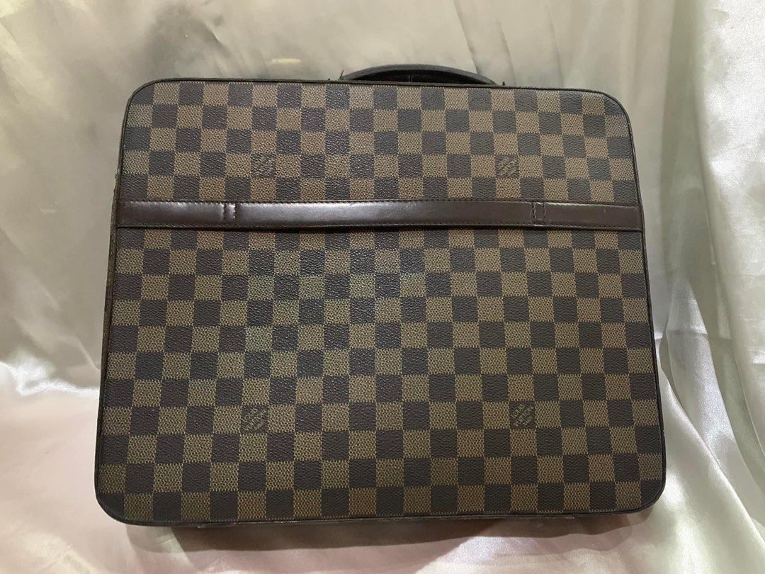 LV laptop bag (Category: Luxury Bags & Wallets) located in Makati City. Submitted by PrelovedClosetbyCheenaii (Listing ID 1247481990, Image 3). Description: Pm me for more pics.