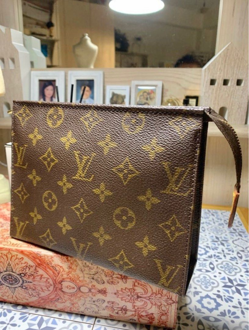 Vuitton toiletry outlet 19