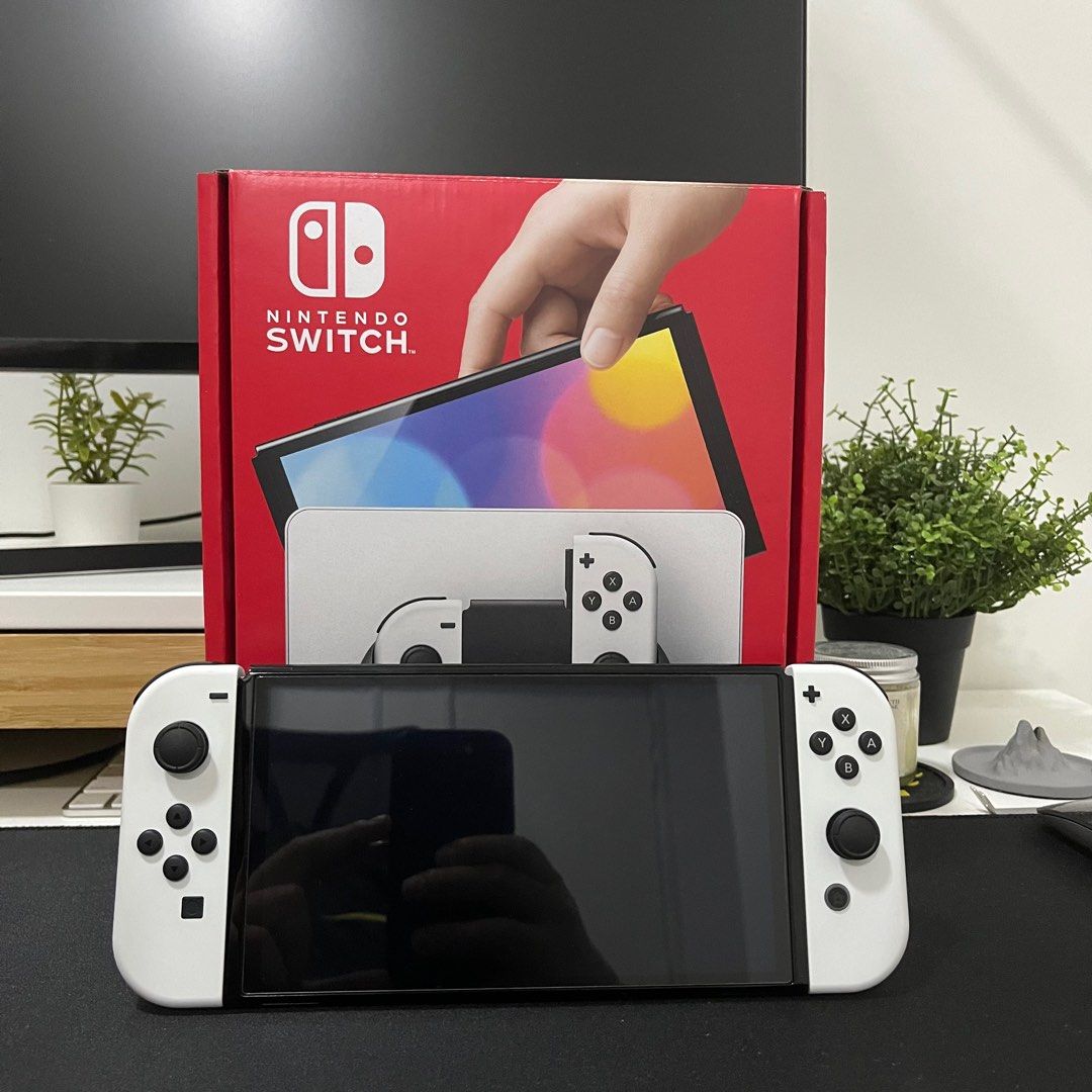 Nintendo Switch OLED & Pro Controller & 4 Games (Like New, Under