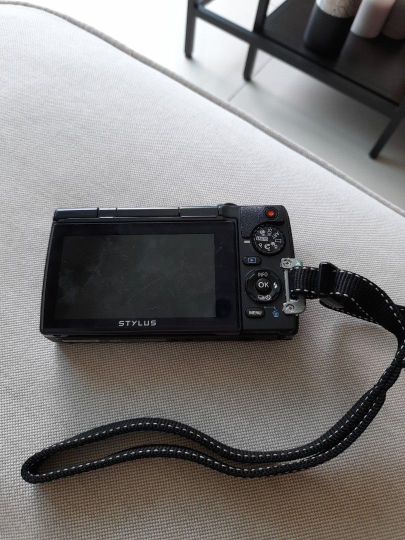 Olympus waterproof camera screen broken, Photography, Cameras on Carousell