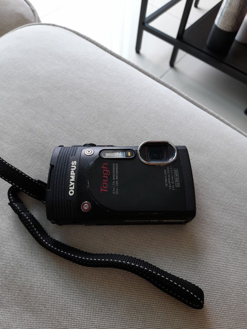 Olympus waterproof camera screen broken, Photography, Cameras on Carousell