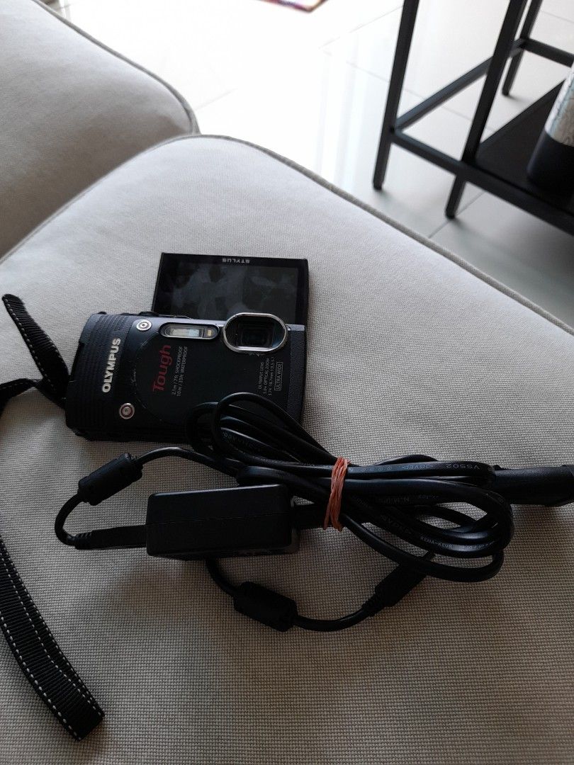 Olympus waterproof camera screen broken, Photography, Cameras on Carousell