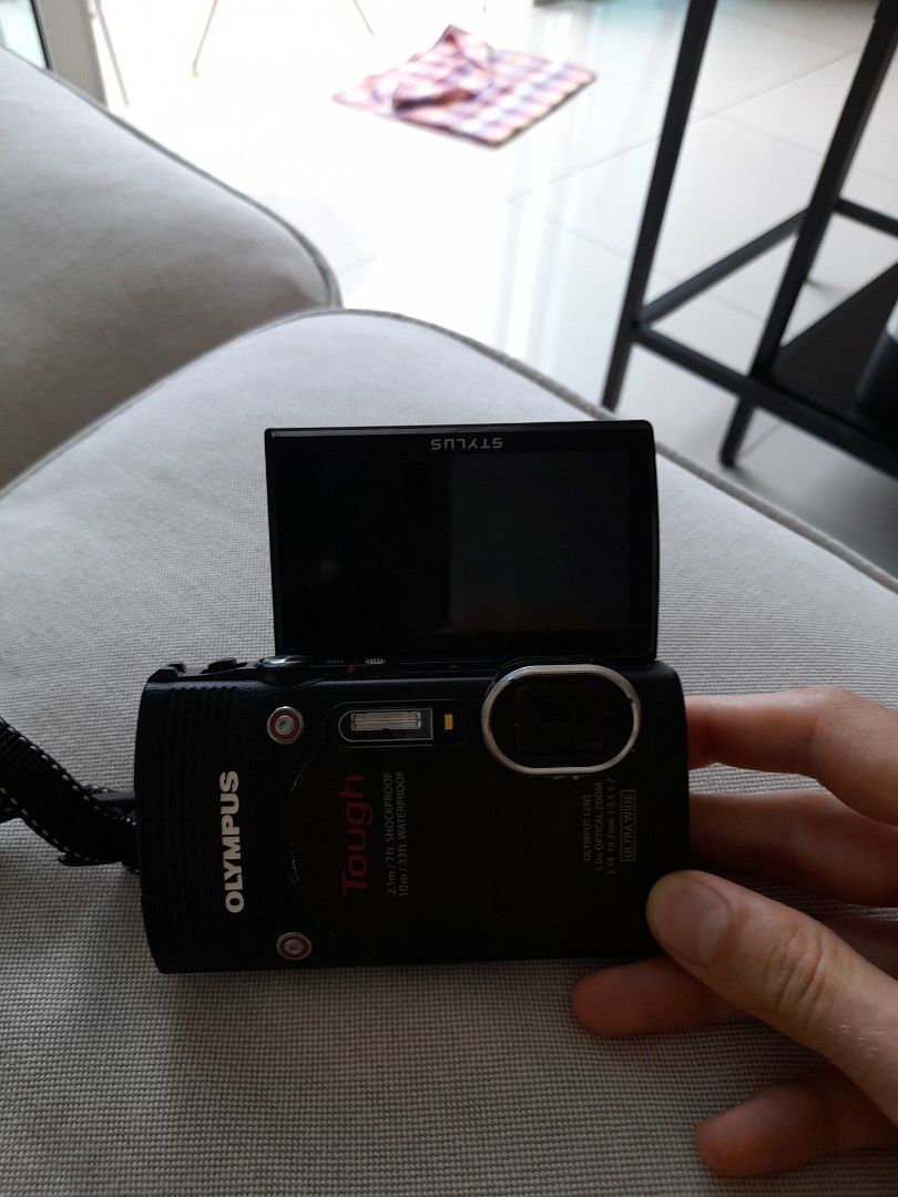 Olympus waterproof camera screen broken, Photography, Cameras on Carousell