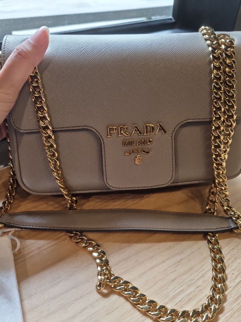 New PRADA SAFFIANO FLAP SHOULDER BAG ARGILLA/GREY GHW 1BD193 (sz :  22/23x15x5 cm), Barang Mewah, Tas & Dompet di Carousell