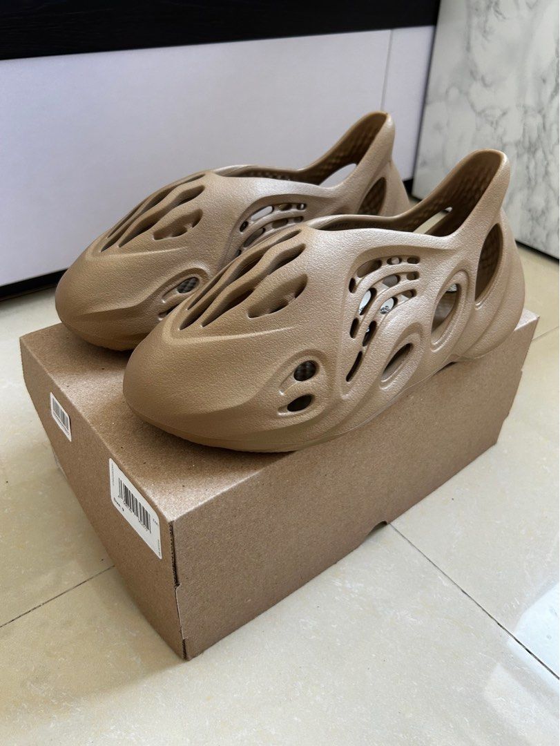 Sell Adidas Yeezy Foam RNR Clay Taupe UK9, 男裝, 鞋, 波鞋- Carousell