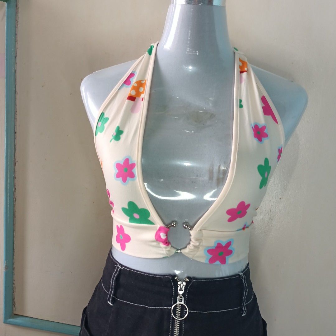 Shein Flower Halter top (Category: Sleeveless) located in Cabanatuan. Submitted by 4zenith (Listing ID 1247378868, Image 2). Description: Freesize Can fit Small to Large (self tie) for reference model's height 5'7 small-semi m body figure.