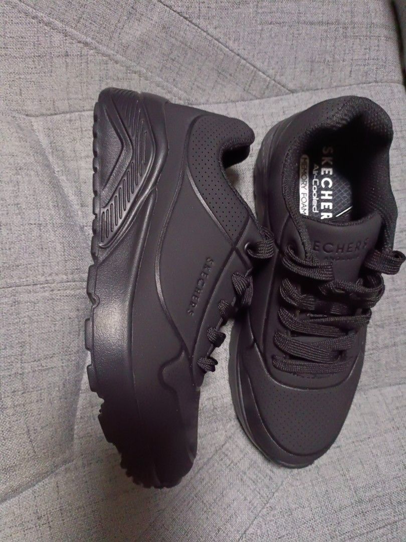 Black sketchers hot sale size 3