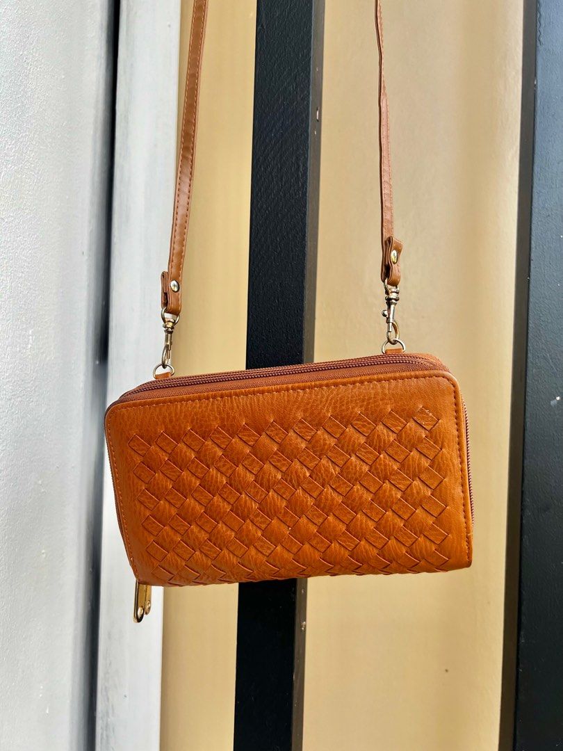Sling wallet (Category: Cross-body Bags) located in Antipolo. Submitted by d3lbart (Listing ID 1247424457, Image 1). Description: .
