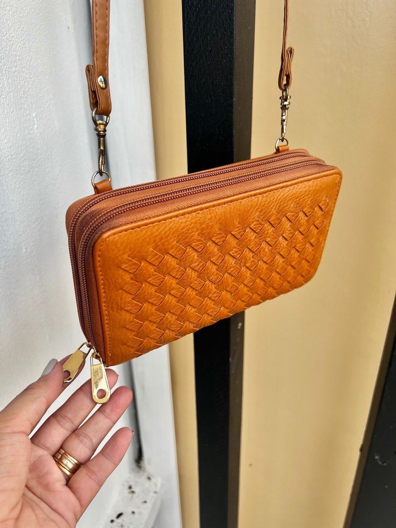 Sling wallet (Category: Cross-body Bags) located in Antipolo. Submitted by d3lbart (Listing ID 1247424457, Image 2). Description: .