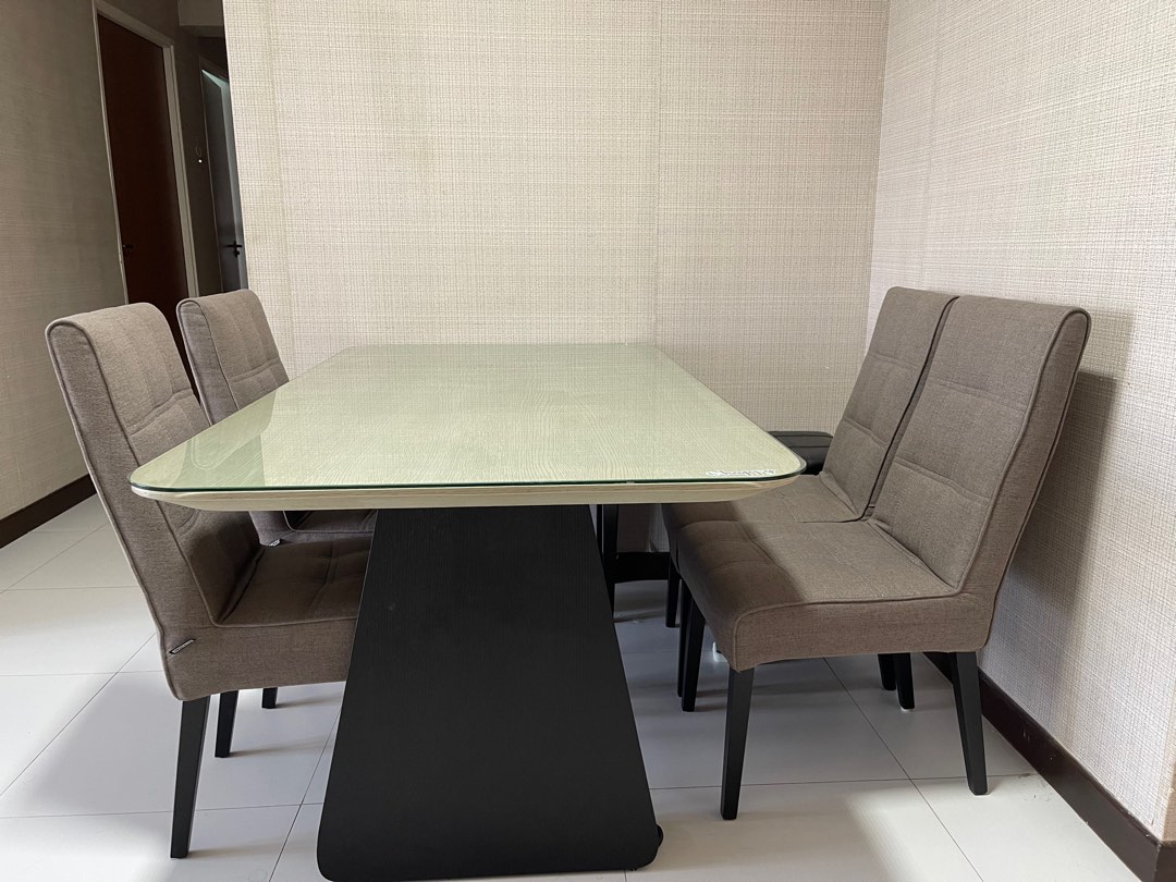 Mavis solid shop wood dining set