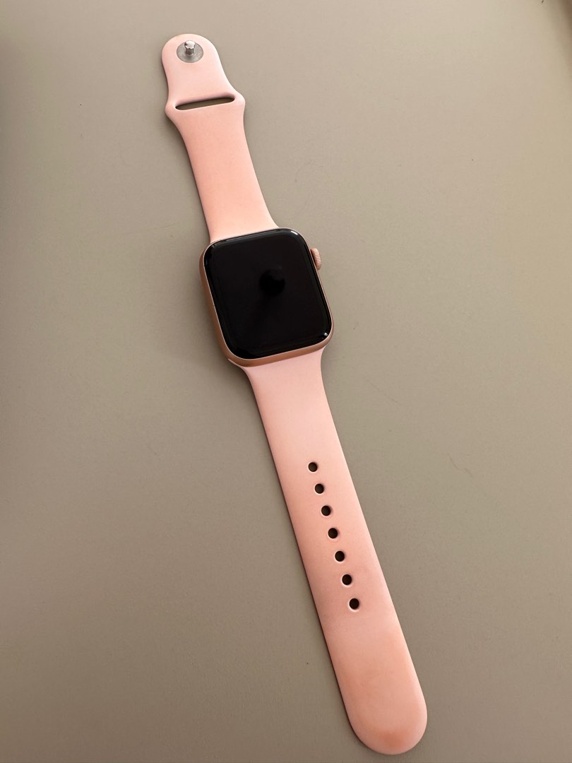 apple-watch-se-gen-1-44mm-on-carousell