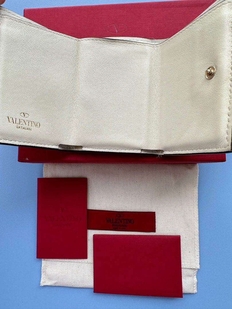 Authentic Valentino Wallet (Category: Luxury Bags & Wallets) located in Pasig City. Submitted by kitsch_closet (Listing ID 1247614154, Image 3). Description: Available and Onhand Authentic Valentino Compact Wallet *Off White Leather, Silver hardware. *Inclusions: box, dustbag, care card *Rank: B *With signs of usage, hairline scratches, dirty interior ✨️Php 7.5k only Kitsch Closet is not affiliated with any of the brands featured. All copyrights 