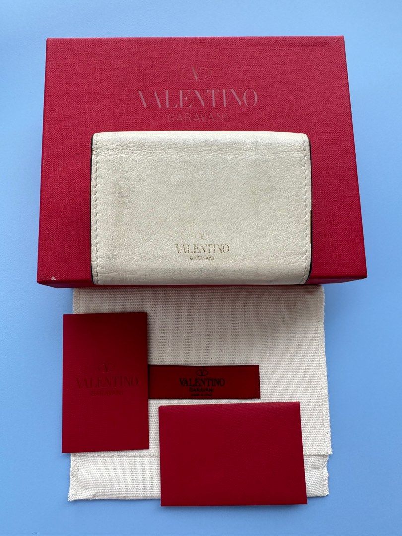 Authentic Valentino Wallet (Category: Luxury Bags & Wallets) located in Pasig City. Submitted by kitsch_closet (Listing ID 1247614154, Image 2). Description: Available and Onhand Authentic Valentino Compact Wallet *Off White Leather, Silver hardware. *Inclusions: box, dustbag, care card *Rank: B *With signs of usage, hairline scratches, dirty interior ✨️Php 7.5k only Kitsch Closet is not affiliated with any of the brands featured. All copyrights 