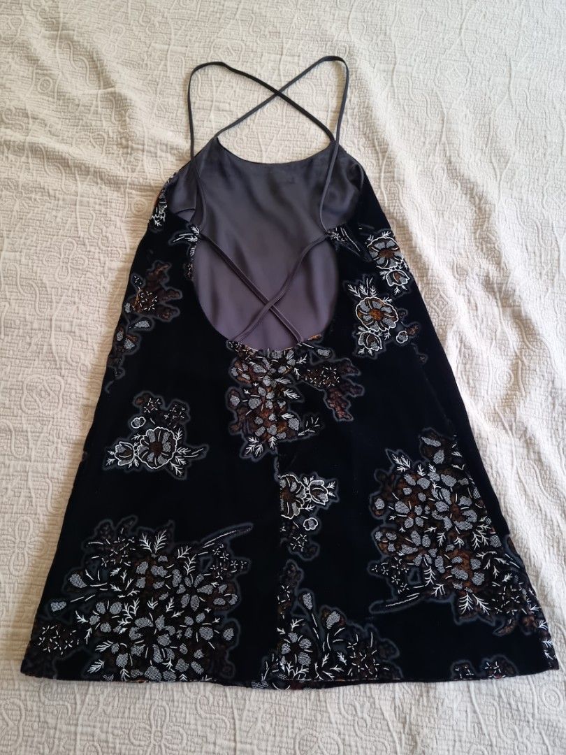 Black velvet mini dress (Category: Dresses) located in Makati City. Submitted by cmacloset (Listing ID 1247562285, Image 2). Description: -Black velvet-y mini dress with print -low back -- super flattering and sexy -RFS: decluttering.