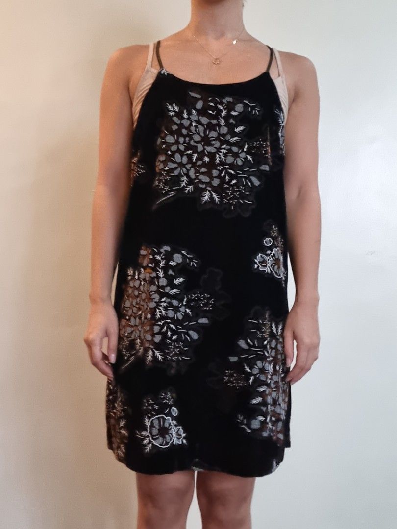 Black velvet mini dress (Category: Dresses) located in Makati City. Submitted by cmacloset (Listing ID 1247562285, Image 3). Description: -Black velvet-y mini dress with print -low back -- super flattering and sexy -RFS: decluttering.