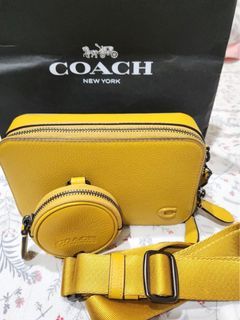 Coach Men's Embossed logo leather Wallet for Sale in Queens, NY