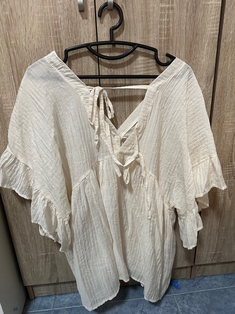 Cream flowy top Women s Fashion Tops Blouses on Carousell