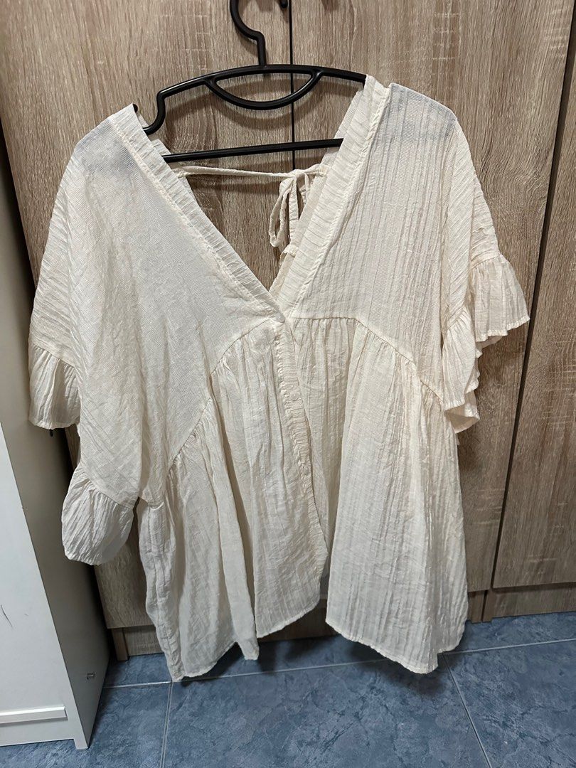 Cream flowy top sale