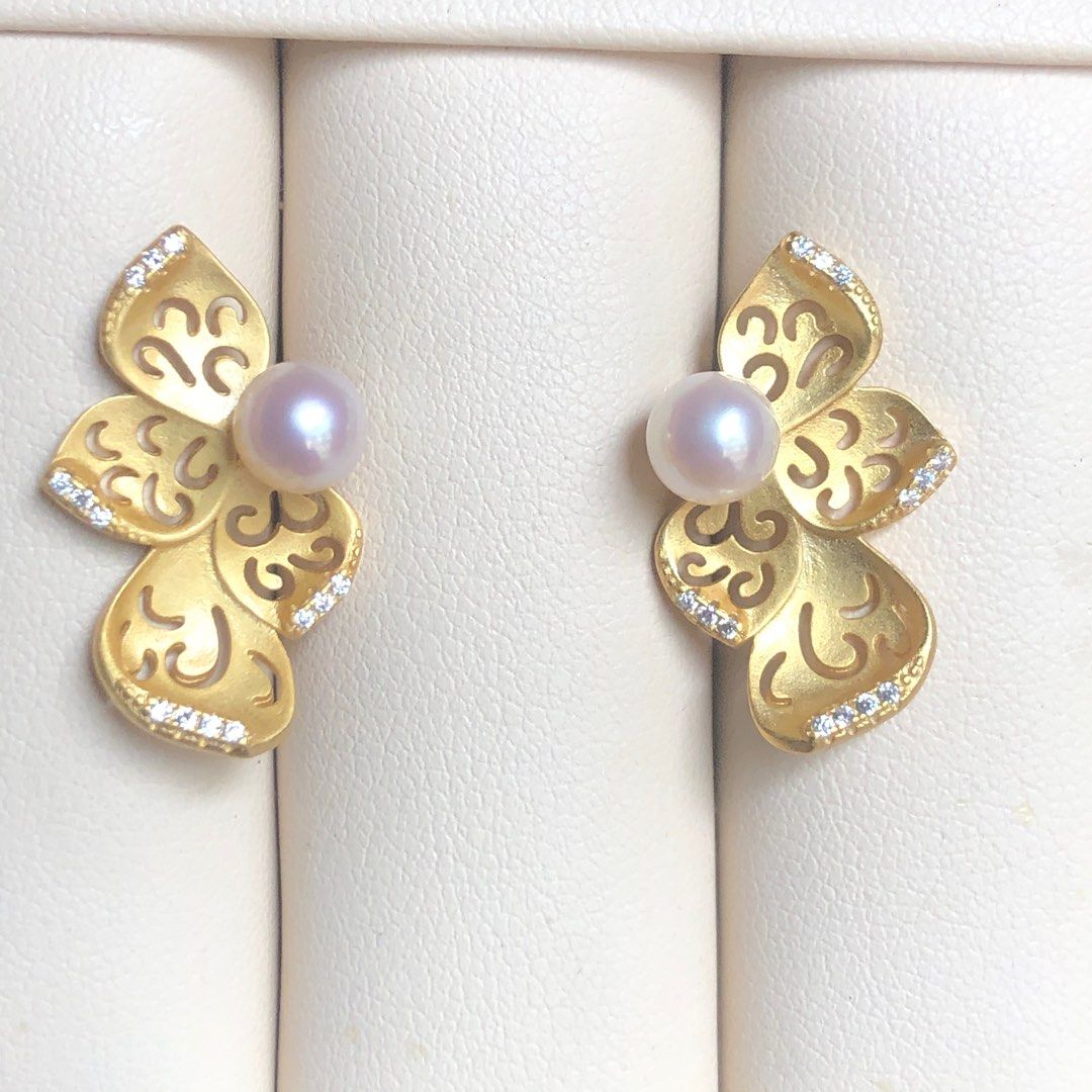 Gold custom earrings store