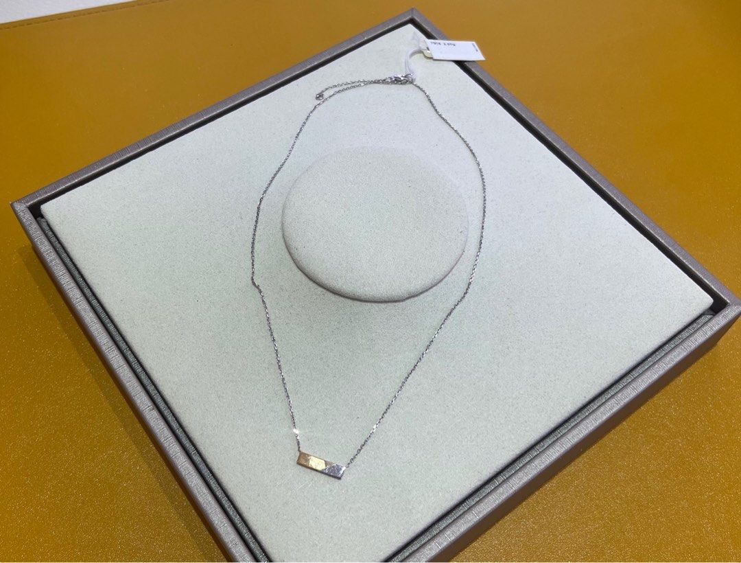 Customised engraving pendant in 18K gold with chain Women s