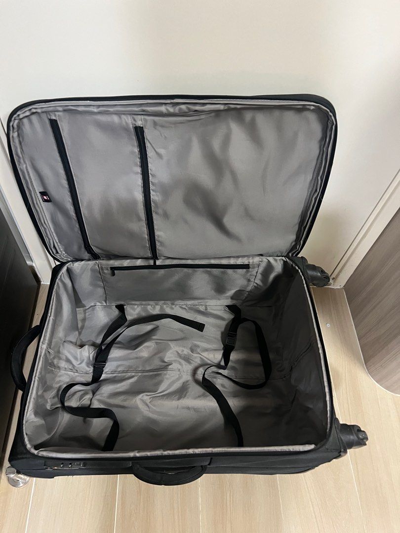 Delsey luggage suitcase 32 inch 35 kilos with 4 wheels, 興趣及遊戲, 旅行, 旅遊