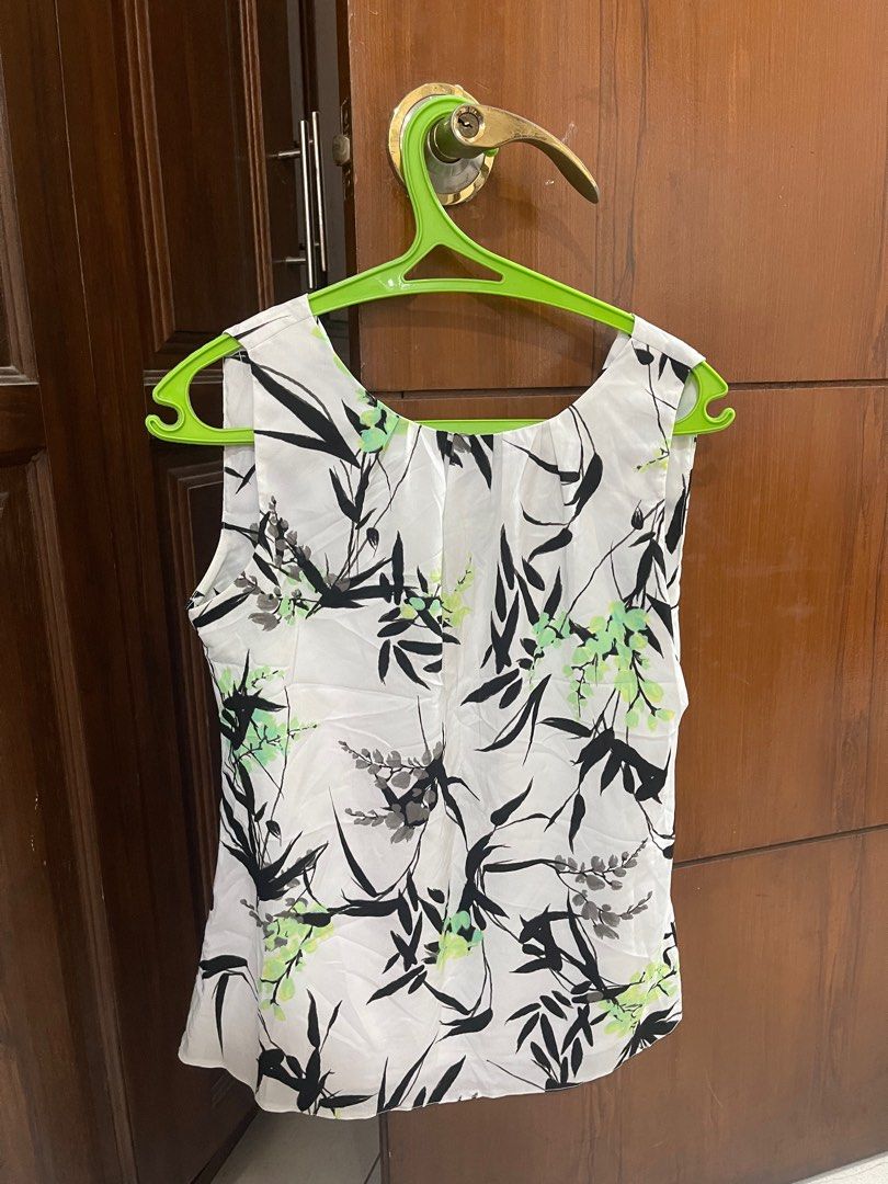 Dorothy Perkins Sleveless Shirt (Preloved) (Category: Dresses) located in Manila. Submitted by upstyle (Listing ID 1247614237, Image 1). Description: Condition: 8/10 Size UK - 8 Euro - 36 No refunds. Please manage your expectations po! Thanks! 😊.