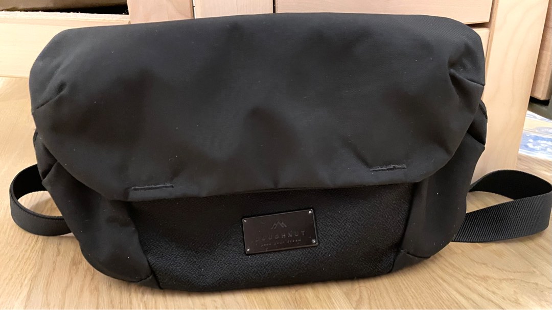 doughnut atom sling bag