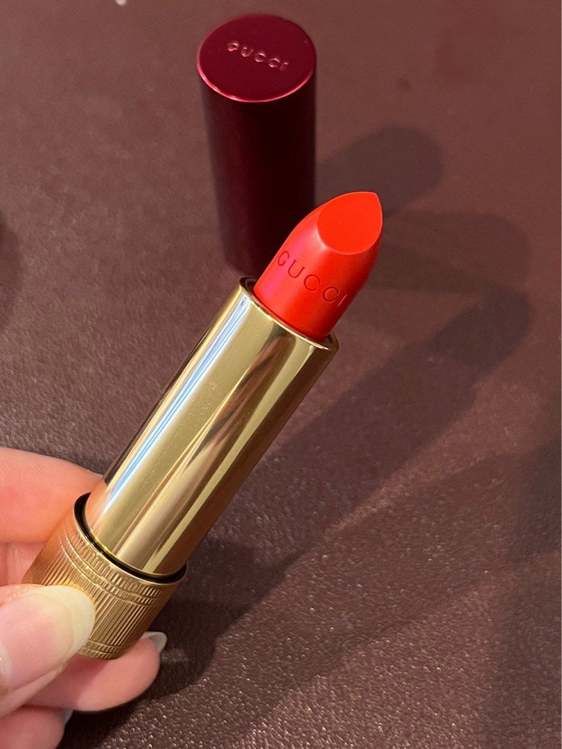 Gucci Rouge À Lèvres Satin in 513 Emmy Red, Beauty \u0026 Personal Care, Face,  Makeup Products on Carousell