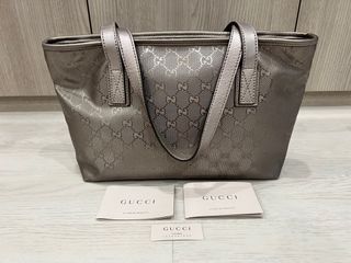 GUCCI POCHETTE SHOULDER HANDBAG, GG monogram canvas with metallic dust pink  leather trims and handle, pale gold hardware, top zip closure with logo  charme, brown fabric lining and dust bag, 23cm x