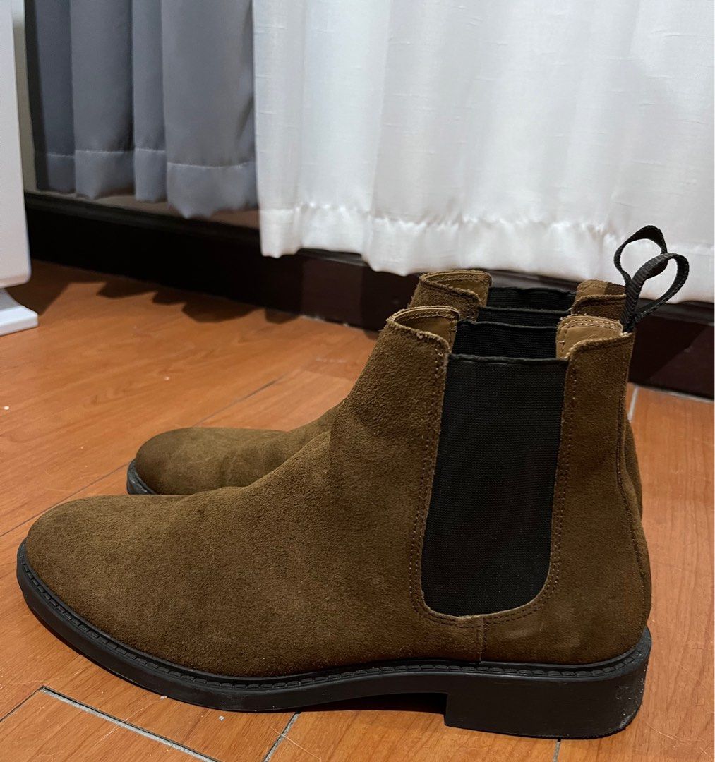 H&M - Suede chelsea boots (Category: Boots) located in Las Pinas. Submitted by lcmg24 (Listing ID 1247685234, Image 2). Description: H&M Premium Selection - Suede chelsea boots - Used 4x at mall and work only Description: Chelsea boots in soft suede with elastic gores in the sides and a loop at the back. Linings and insoles in leather and fluted soles. Size: 41 EUR / 8 US Color : Brown, Solid colour RFS: Need funds Mode of Payment: GCash or BDO b
