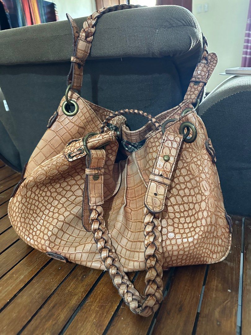 jessica Simpsons Original leather Bag (Category: Shoulder Bags) located in Porac. Submitted by prelovedanddeclutter (Listing ID 1247565651, Image 3). Description: .