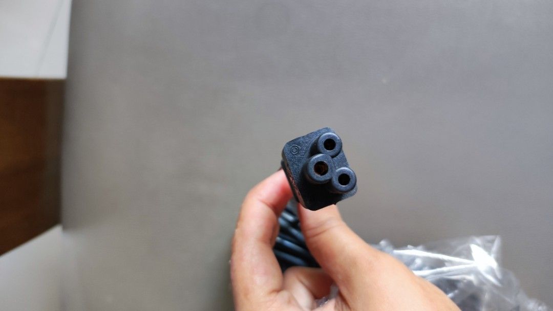 Laptop charger (Category: Cables & Adaptors) located in Makati City. Submitted by cpippa (Listing ID 1247563611, Image 2). Description: .