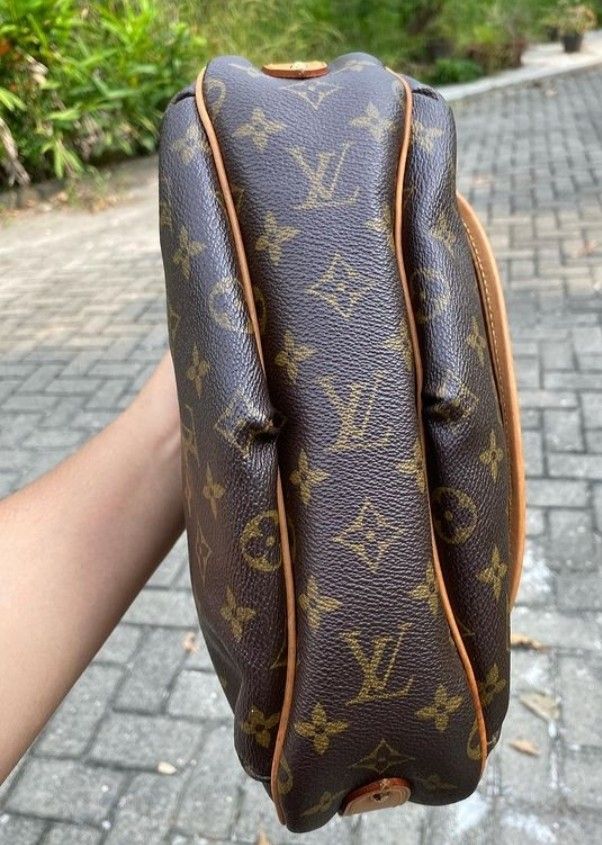 LV Trunks and Bags, Women's Fashion, Bags & Wallets, Shoulder Bags on  Carousell