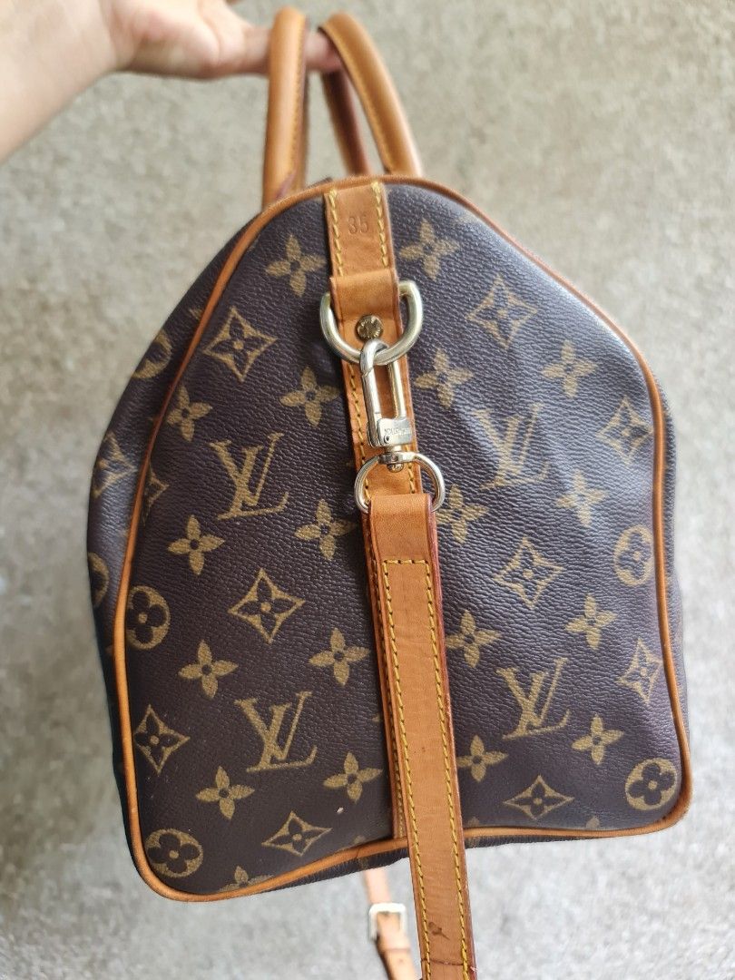 LV speedy 35cm (Category: Luxury Bags & Wallets) located in Butuan. Submitted by yangzzzverzosa (Listing ID 1247543366, Image 2). Description: minor rubs, one open pipe side corner and minor zipper issue but working; not orig.