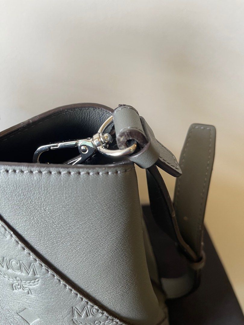Mcm essential tote hotsell in monogram leather