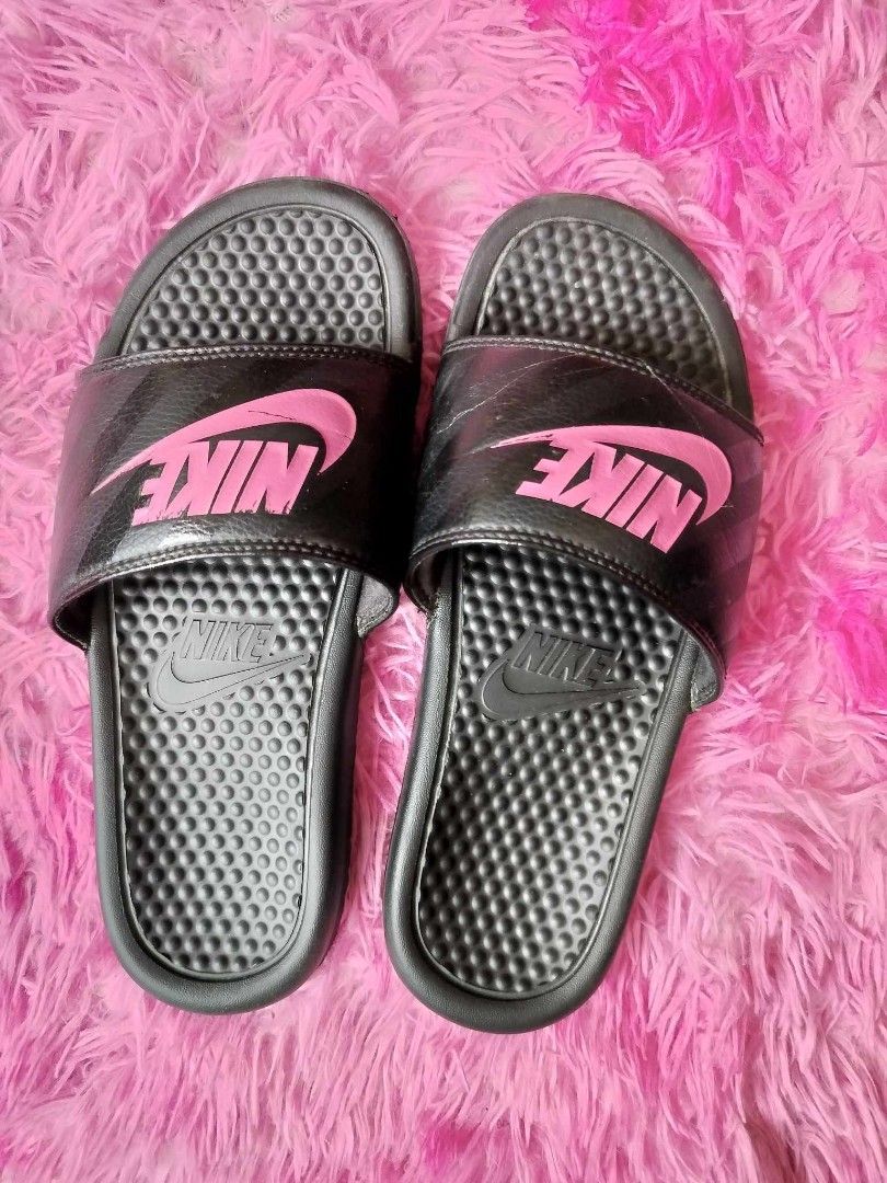 Pink and black nike slides store
